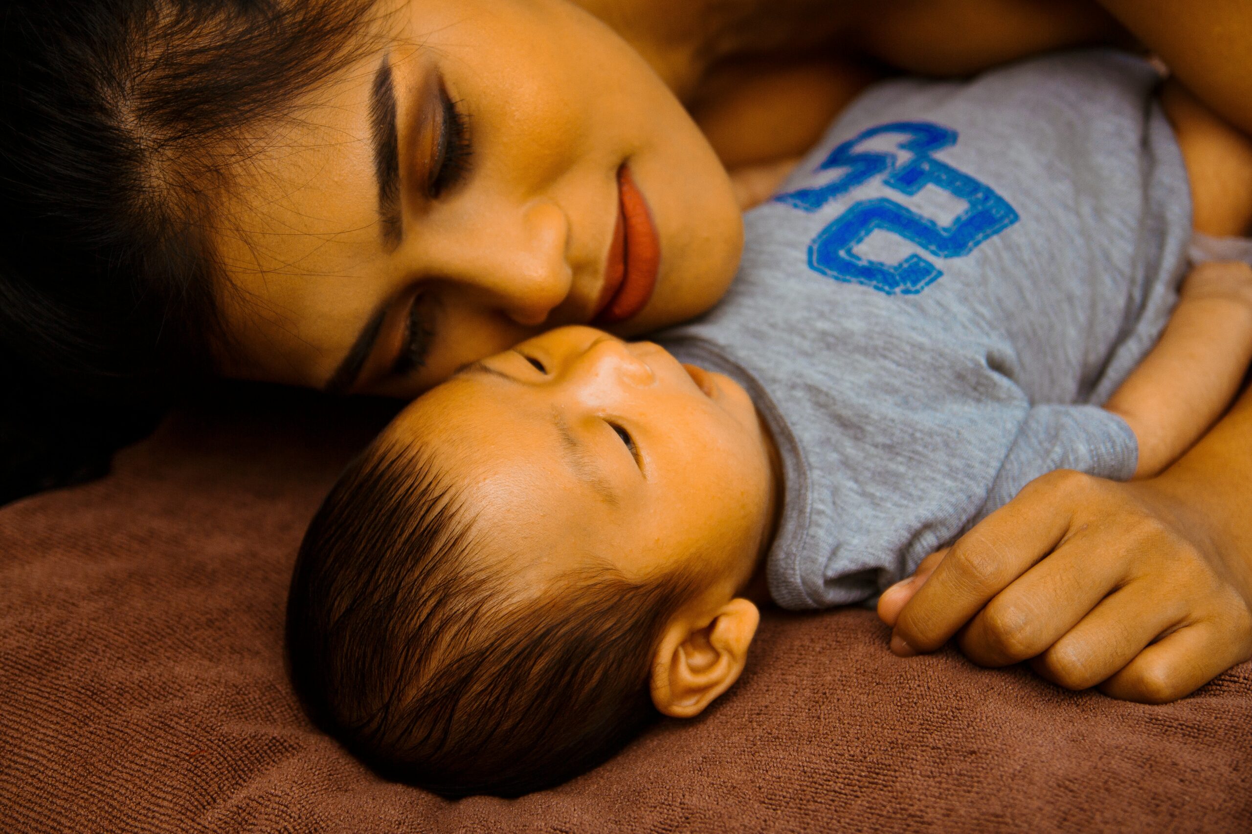 bébé et maman allongés