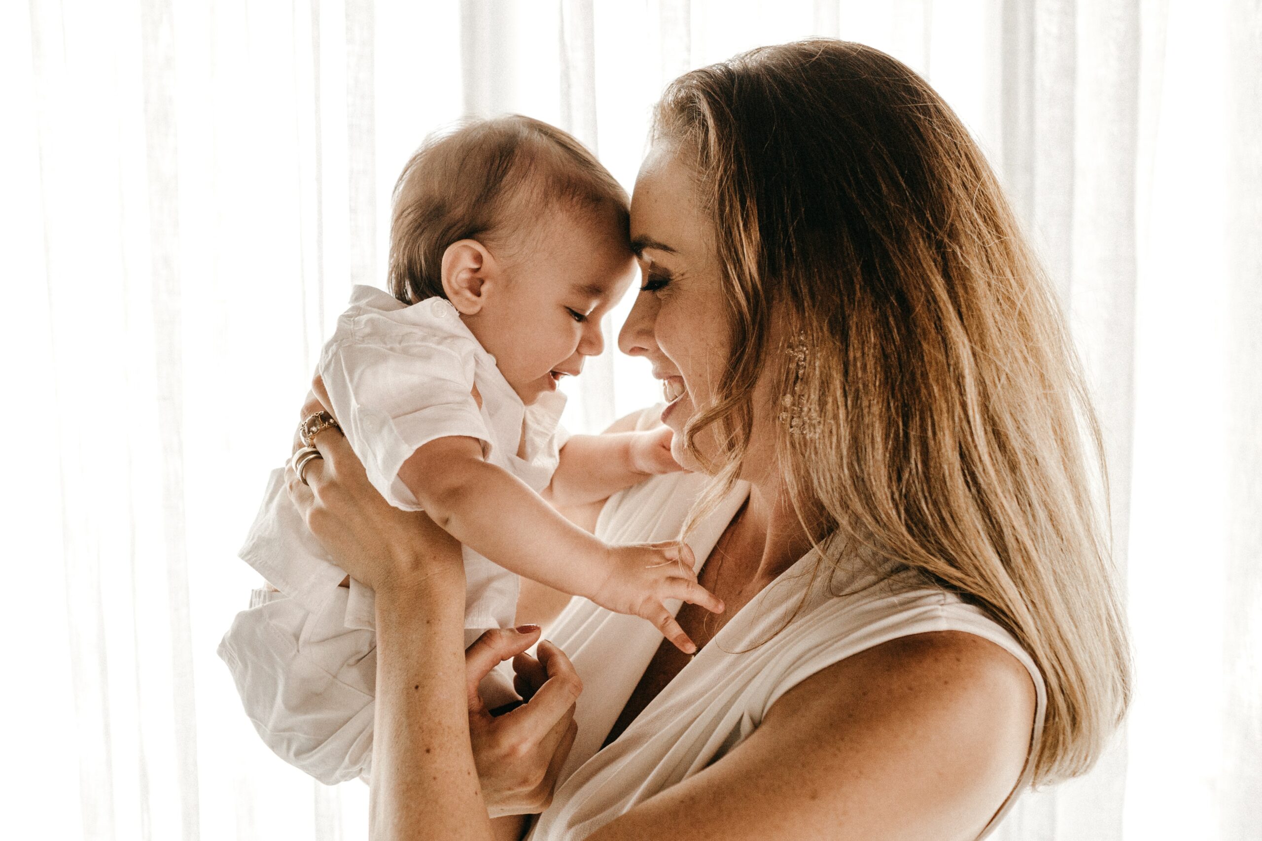 bébé porté par sa maman