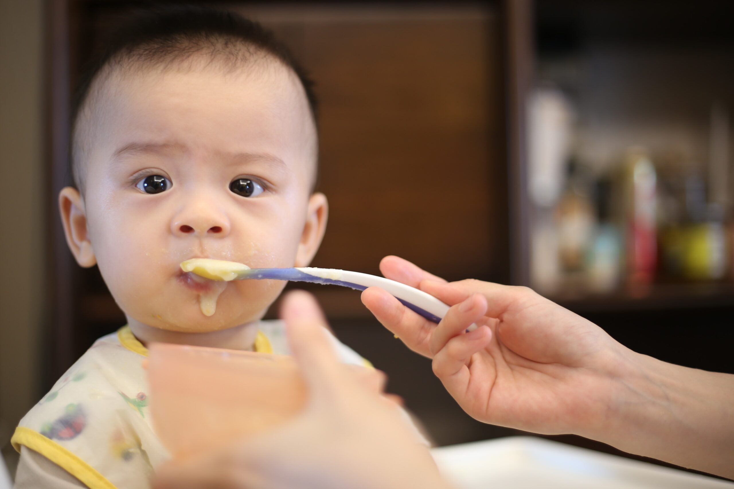 bébé qui mange