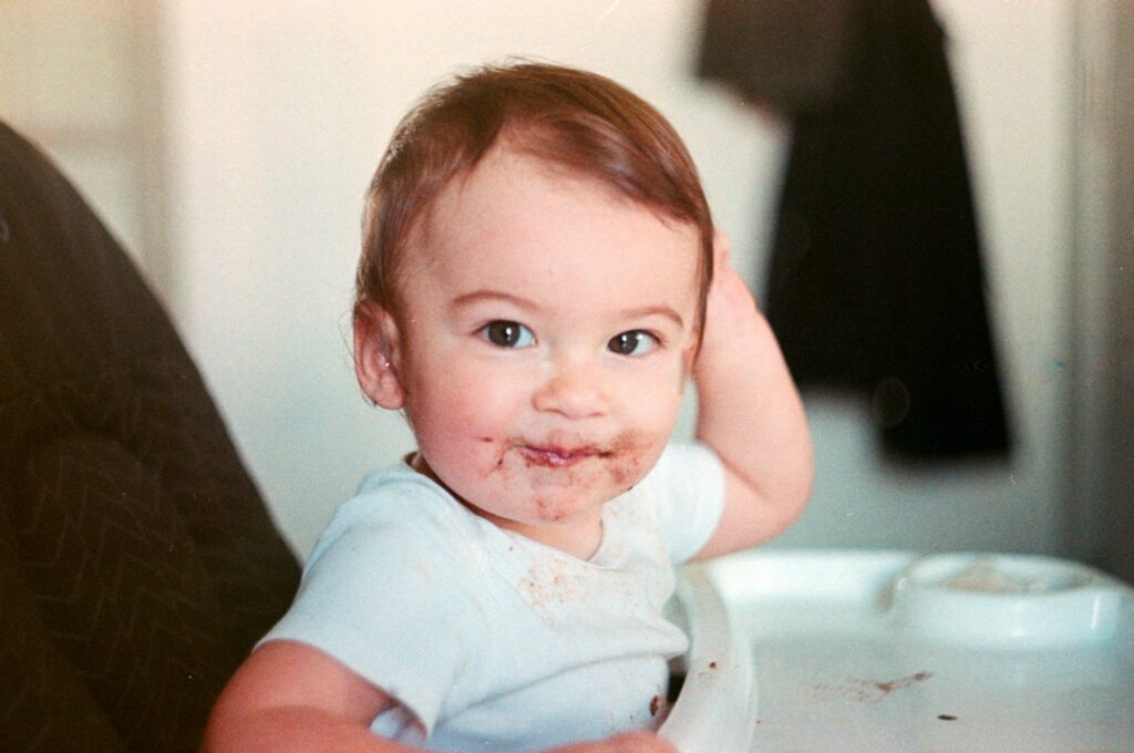 bébé qui mange un dessert