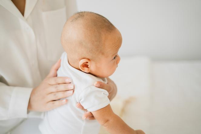 maman qui aide bébé à se débarrasser du hoquet