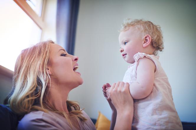 maman qui chant au bébé